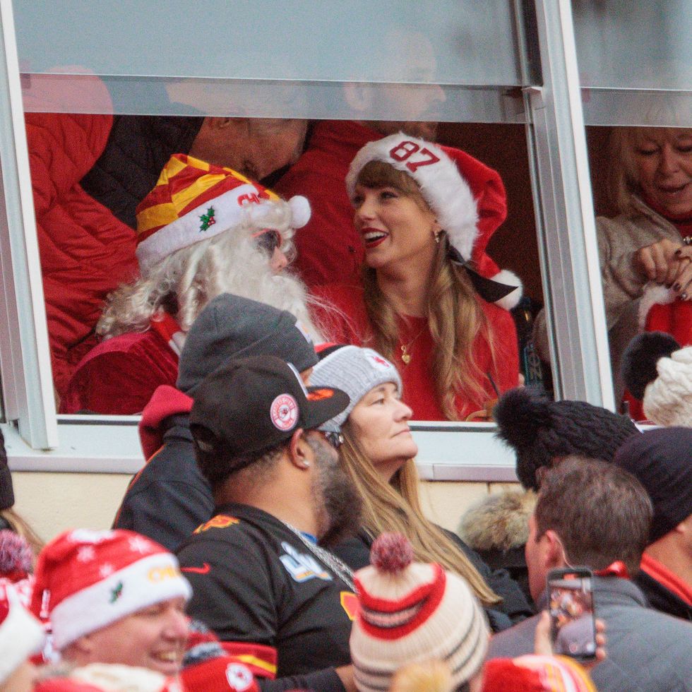 kansas city, mo december 25 artis taylor swift in the stands with an 87 santa hat on during the game between the kansas city chiefs and the las vegas raiders on december 25th, 2023 at arrowhead stadium in kansas city, missouri photo by william purnellicon sportswire via getty images