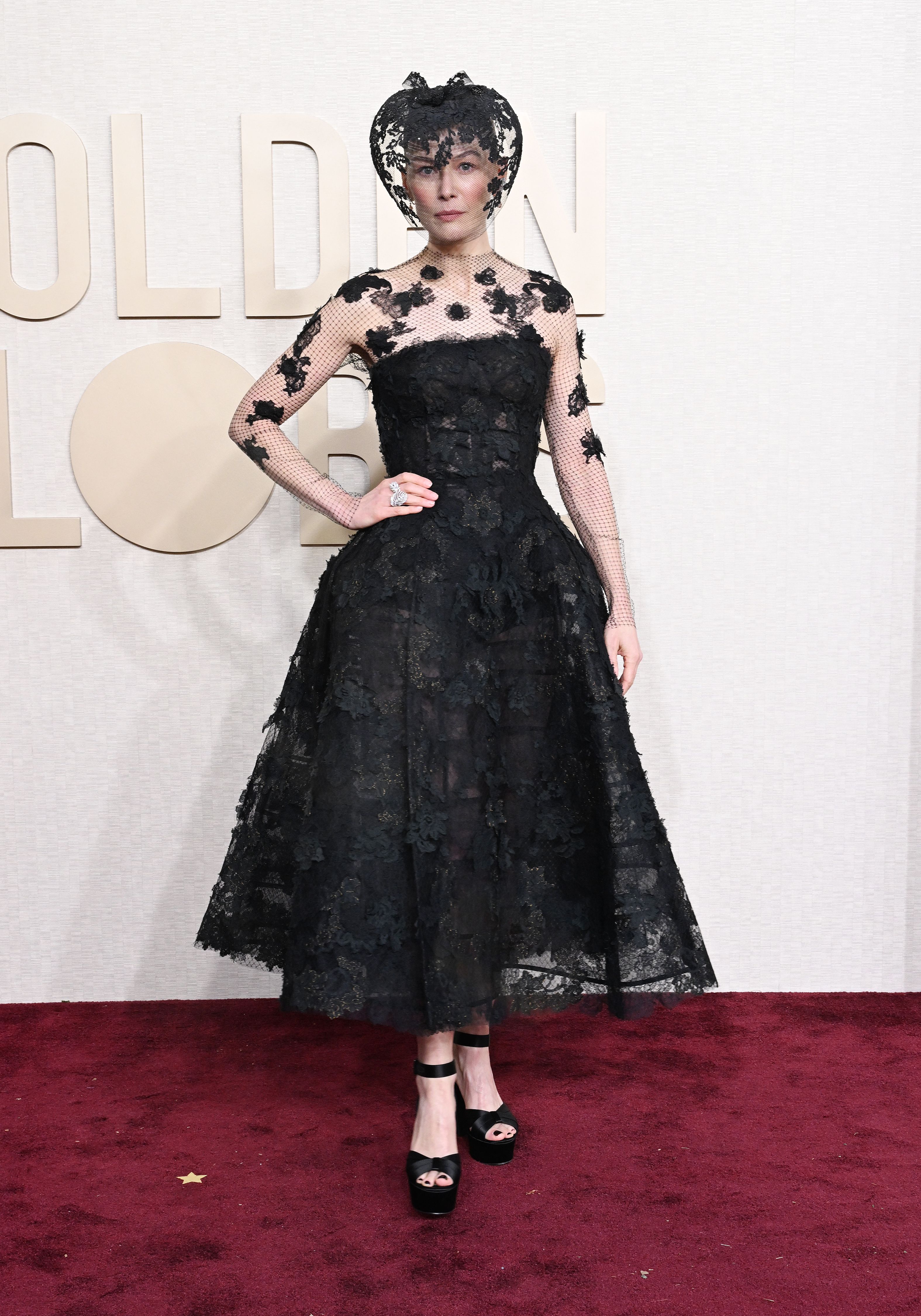 Rosamund Pike’s gorgeous black lace fit Rosamund Pike’s golden globe 2024 look