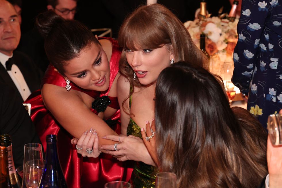 a video of taylor swift and selena gomez gossiping at the golden globes has gone viral