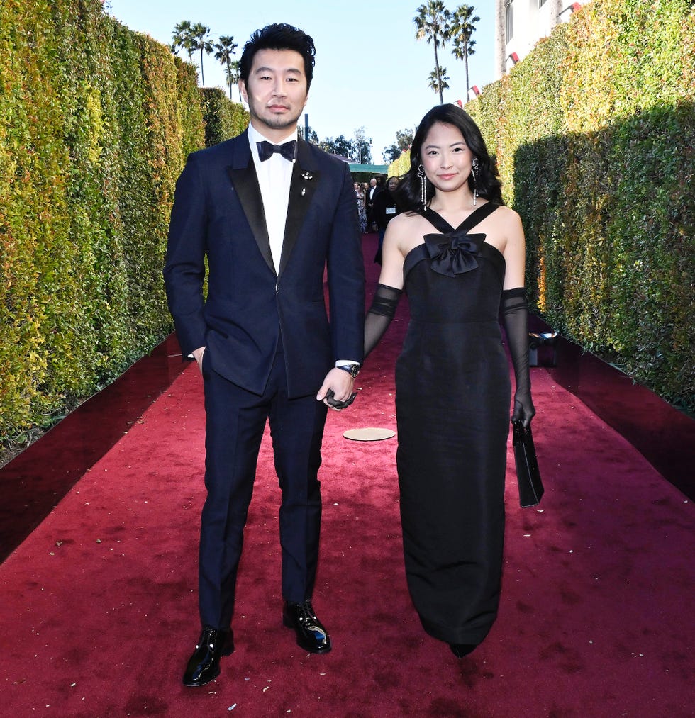 Simu Liu e Allison Hsu na 81ª edição do Globo de Ouro, realizada no Hotel Beverly Hilton em 7 de janeiro de 2024 em Beverly Hills, Califórnia. Foto de Earl Gibson III. Globo de Ouro 2024. Globo de Ouro 2024 via Getty Images.