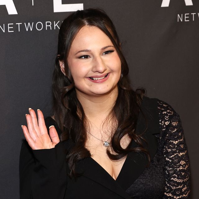 gypsy rose blanchard waves on the red carpet with half up hairstyle and a black dress