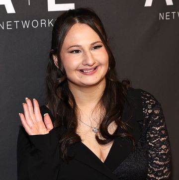 gypsy rose blanchard waves on the red carpet with half up hairstyle and a black dress