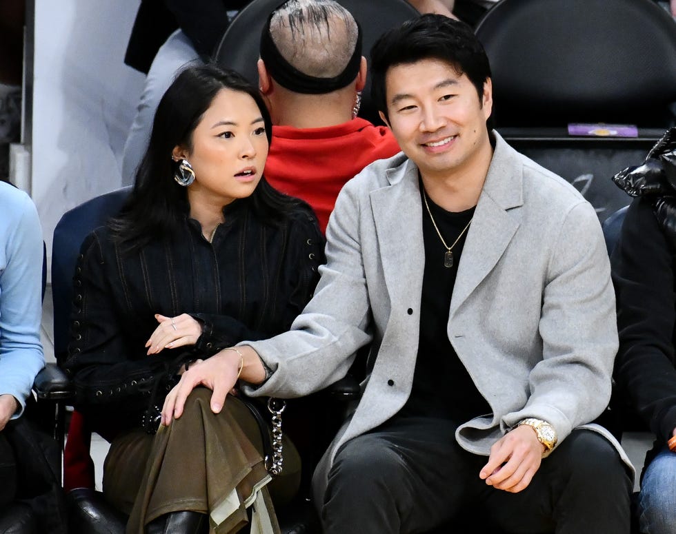 Los Angeles, Califórnia, 9 de janeiro. Allison HSU e Simu Liu comparecem a um jogo de basquete entre o Los Angeles Lakers e o Toronto Raptors na Cryptocom Arena em 9 de janeiro de 2024 em Los Angeles, Califórnia. Nota para o usuário: O usuário reconhece e concorda expressamente que, ao baixar e/ou usar esta fotografia, está consentindo com os termos e condições do contrato de licença da Getty Images. Foto de Allen Berezovsky. Getty Images
