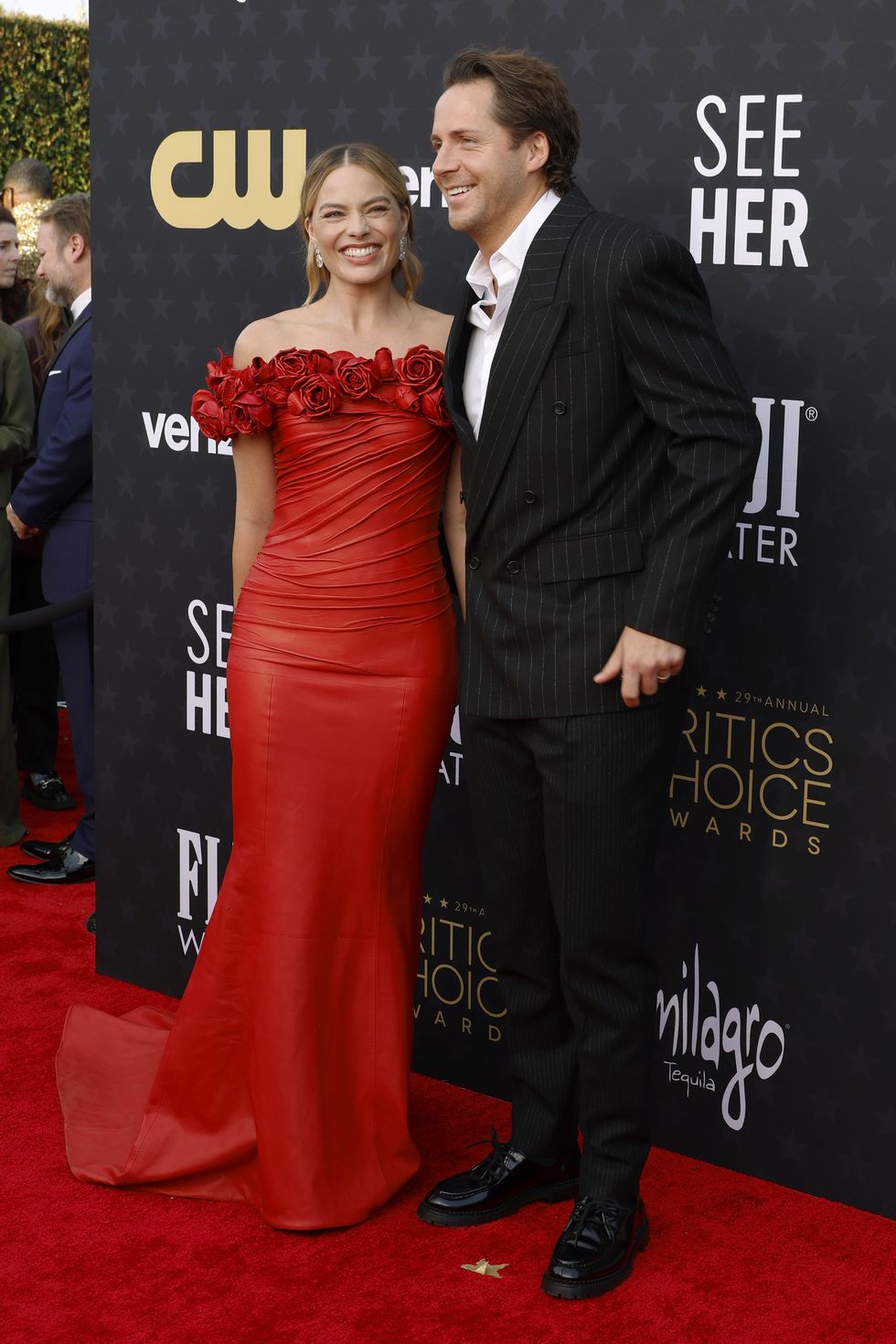 santa monica, california january 14 l r margot robbie and tom ackerley attend the 29th annual critics choice awards at barker hangar on january 14, 2024 in santa monica, california photo by frazer harrisongetty images