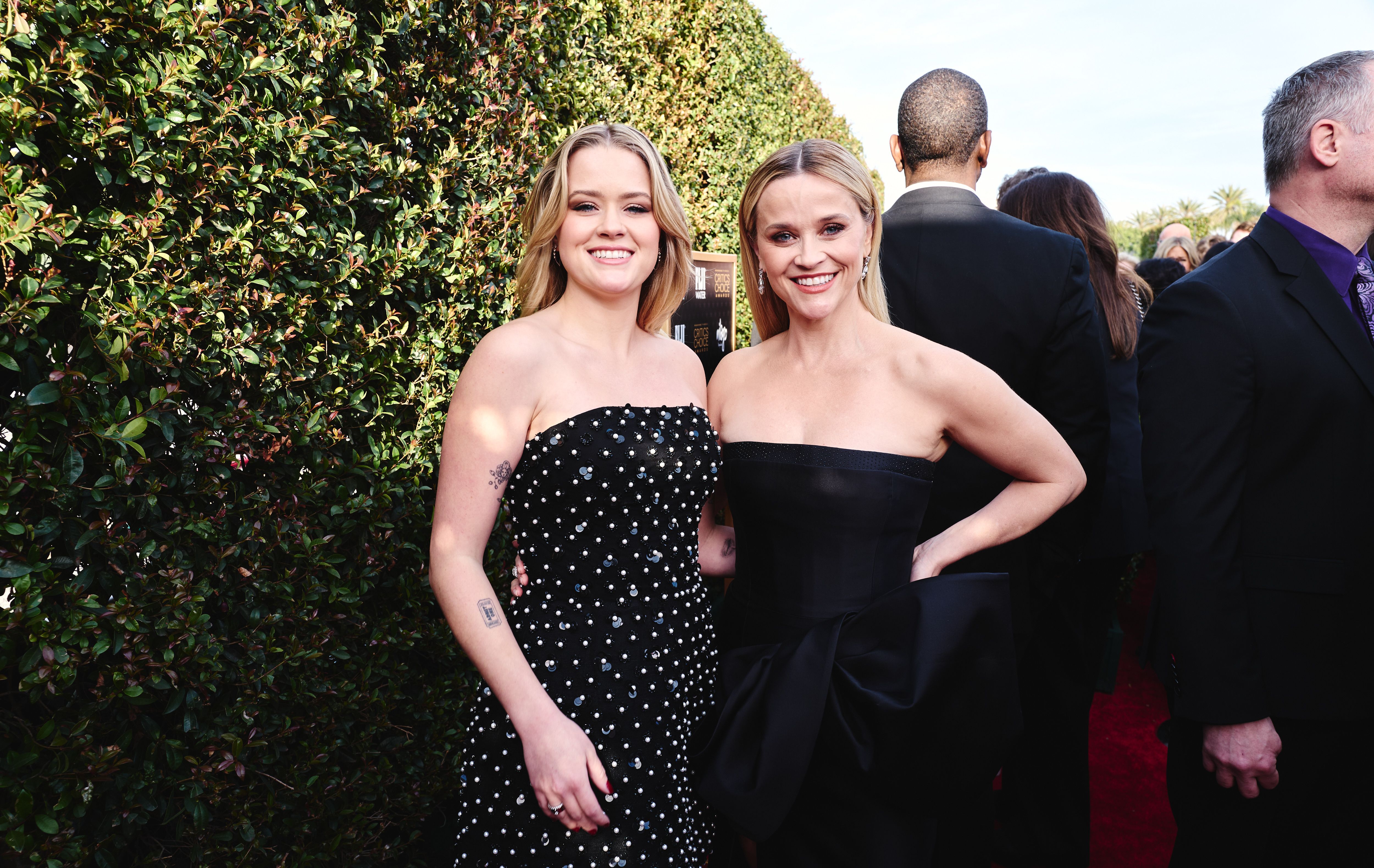 Reese Witherspoon and Ava Phillippe Match in Black at Critics