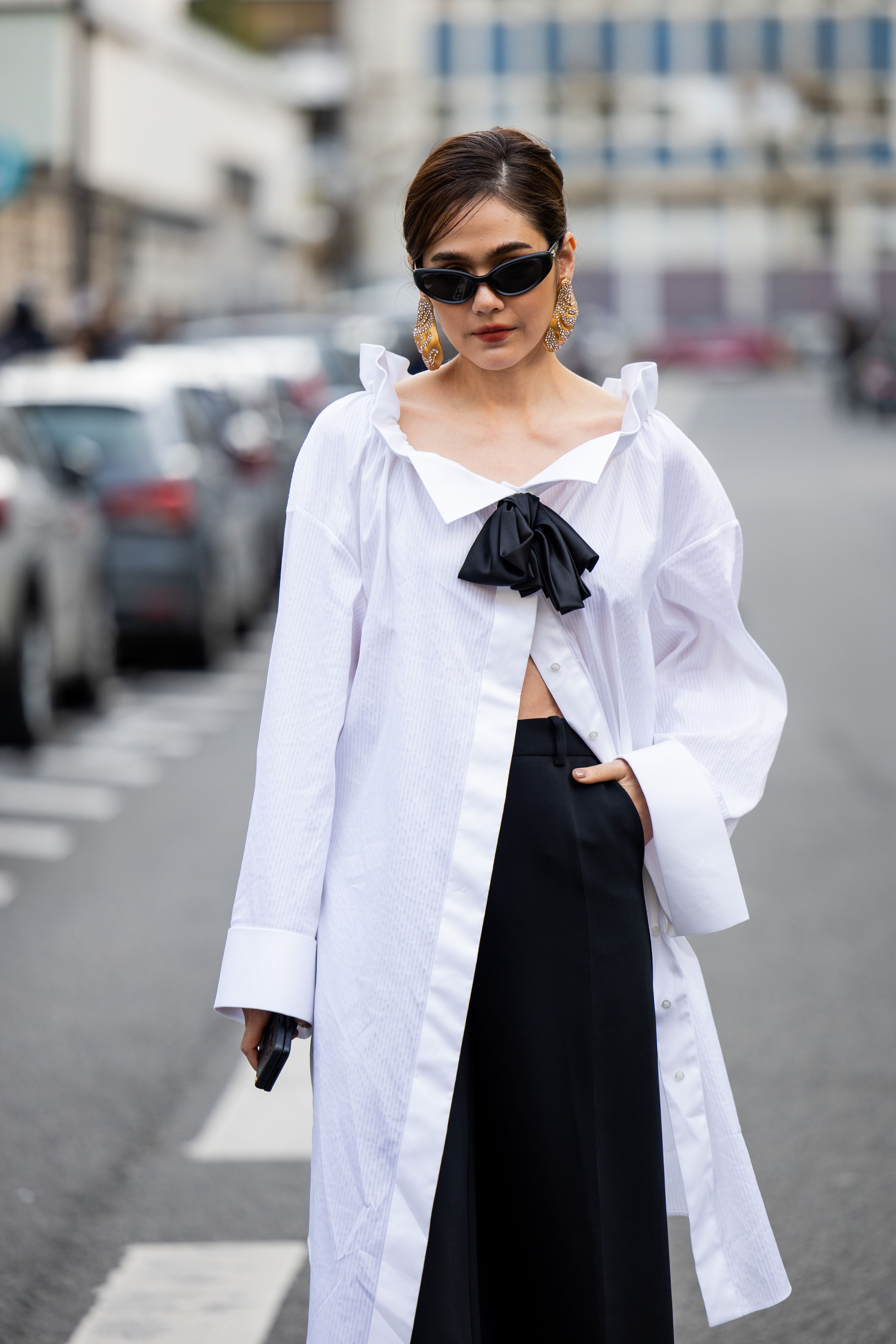 8 formas muy originales para llevar la camisa blanca como las estilistas  mejor vestidas de París