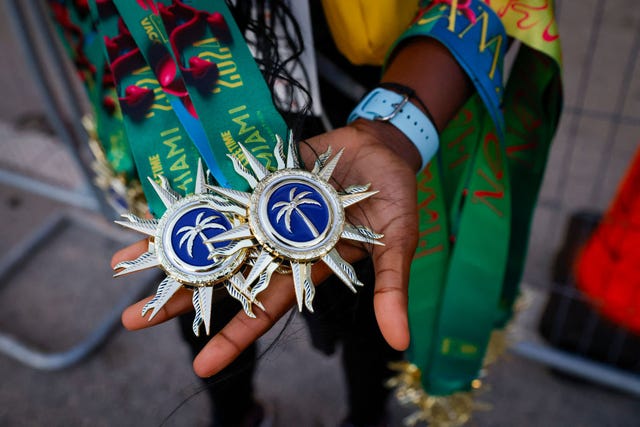 la medaglia a forma di sole della miami marathon