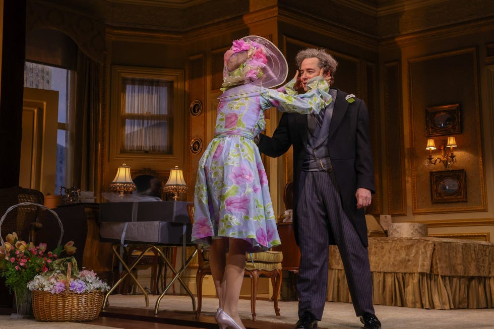 Londres, Inglaterra, 28 de janeiro. O membro do elenco, Matthew Broderick, faz uma reverência ao aplauso durante a apresentação de gala de Plaza Suite no Teatro Savoy, em 28 de janeiro de 2024, em Londres, Inglaterra. Foto de Hoda Davaine e Ave Benett. Getty Images.