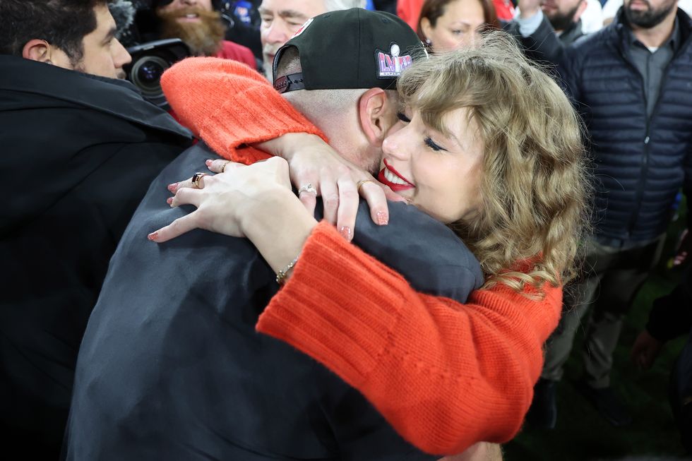 baltimore, maryland january 28 travis kelce 87 of the kansas city chiefs celebrates with taylor swift after a 17 10 victory against the baltimore ravens in the afc championship game at mt bank stadium on january 28, 2024 in baltimore, maryland photo by rob carrgetty images