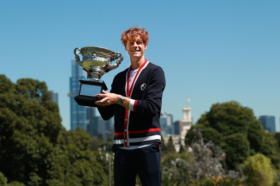 揹著gucci球袋的網球王子！jannik sinner除了是2024澳網冠軍，還是古馳品牌大使