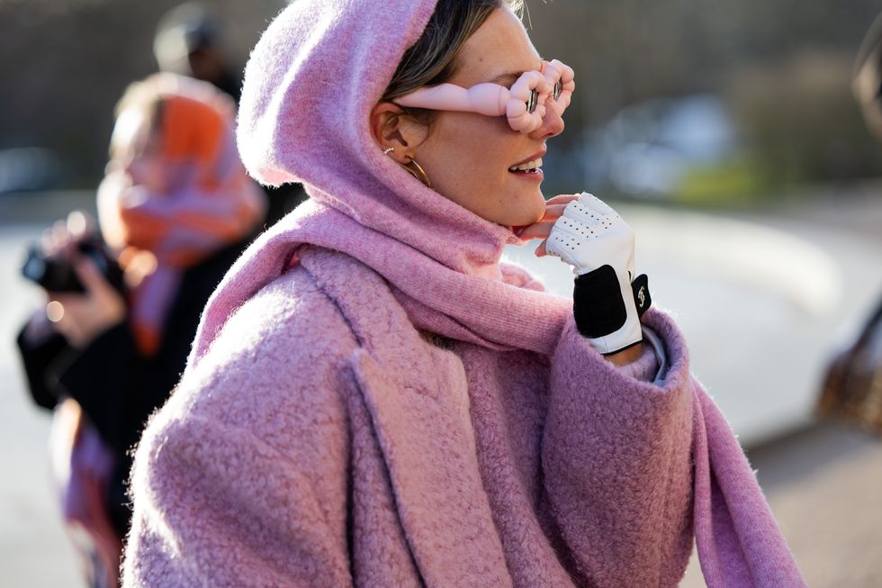 圍巾打法推薦！從2024秋冬哥本哈根時裝週街拍圖鑑 學北歐女生漂亮過冬的穿搭哲學