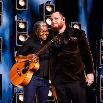 los angeles, california february 04 l r tracy chapman and luke combs perform onstage during the 66th grammy awards on february 04, 2024 in los angeles, california photo by john shearergetty images for the recording academy