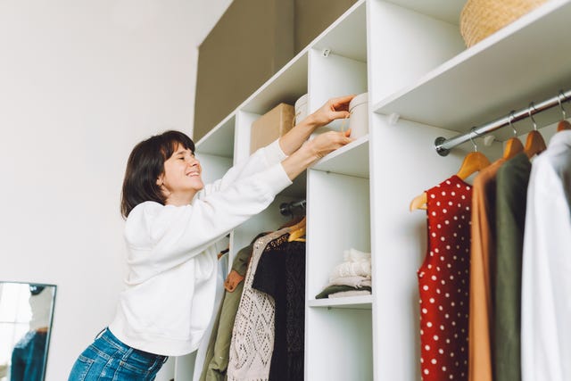 mujer ordenando la casa