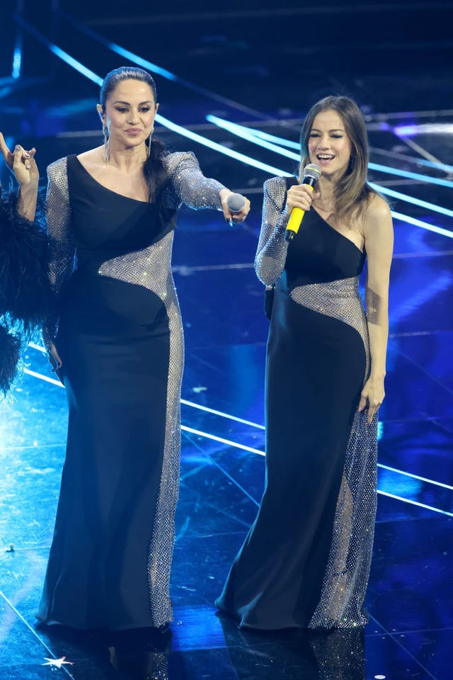 Paola e Chiara conduttrici del Prima Festival 2024: l'annuncio è in nero  tra pizzo e paillettes