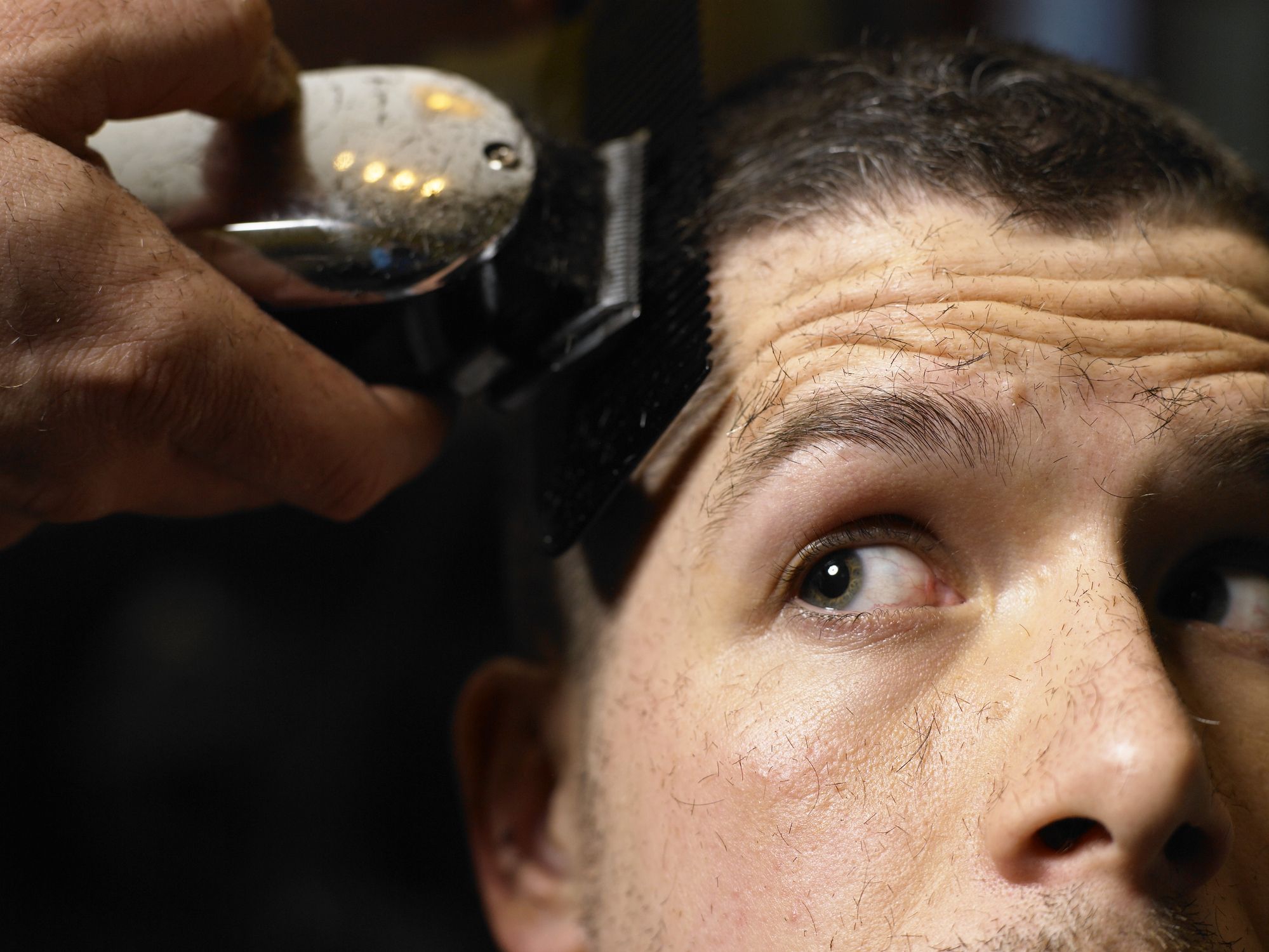 Come tagliarsi i capelli da solo: una guida