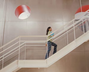 mujer subiendo escaleras