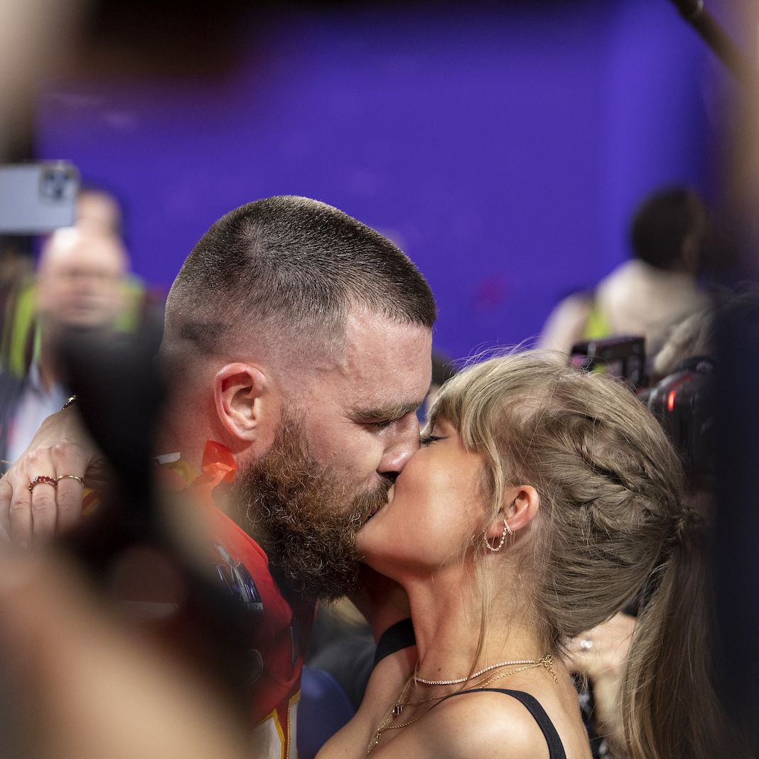 taylor swift and travis kelce kissing at the super bowl