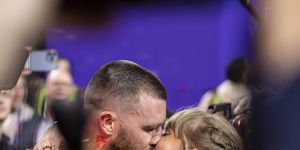 taylor swift and travis kelce kissing at the super bowl