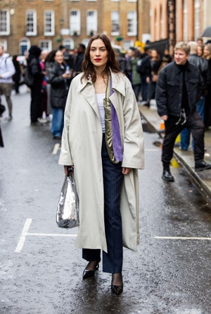 alexa chung con gabardina en el street style de londres