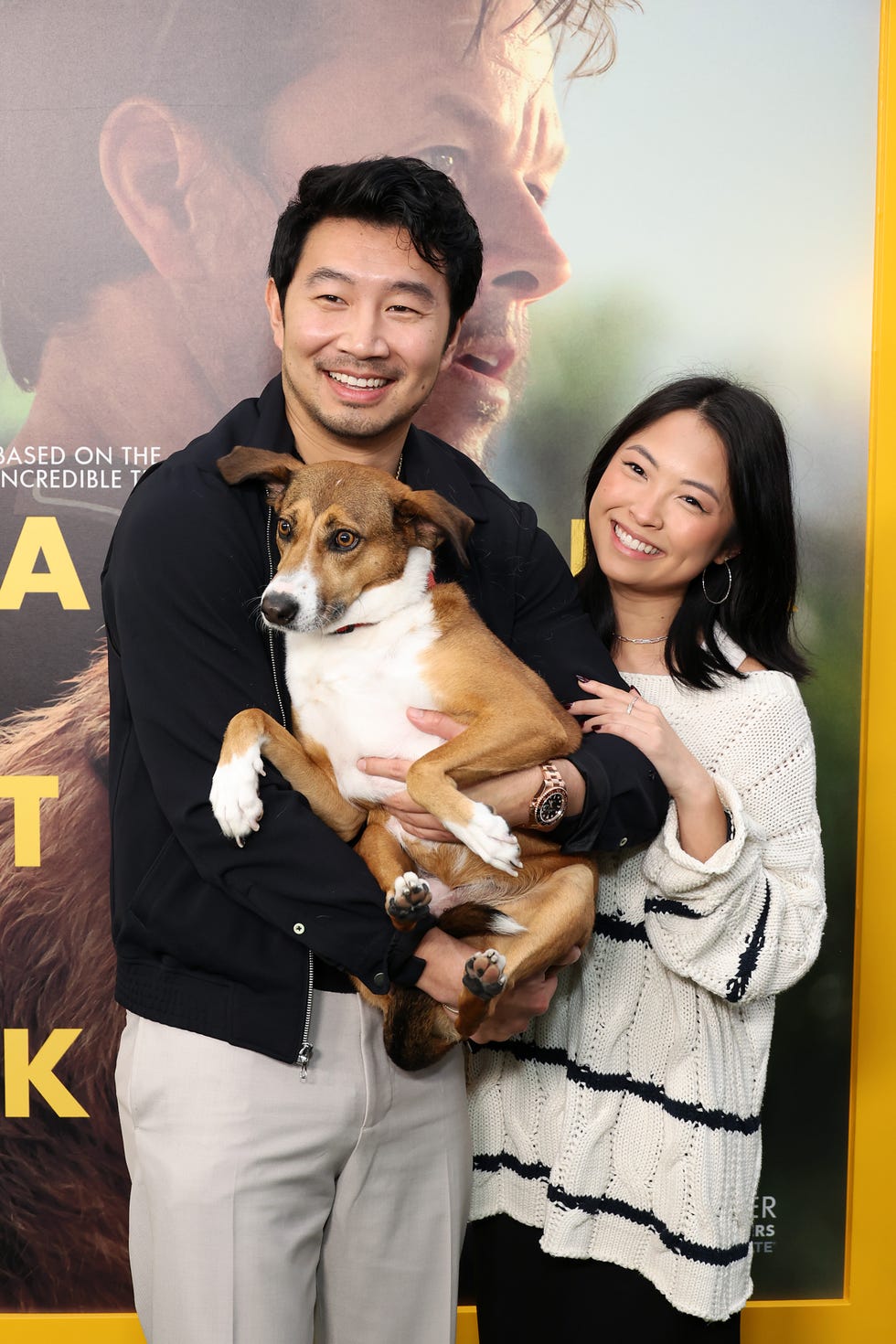 Los Angeles, Califórnia, 19 de fevereiro. L. R. Simu Liu e Allison Hsu comparecem a um evento especial de exibição e adoção de Arthur, o Rei, da Lionsgate, em Los Angeles, no AMC Century City 15, em 19 de fevereiro de 2024, em Los Angeles, Califórnia. Foto de Monica Schipper. Getty Images.