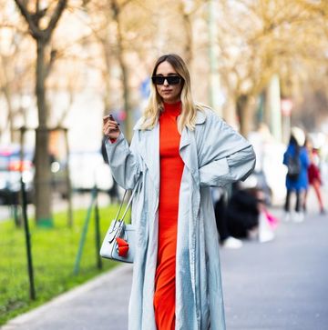 vestido rojo en el street style de milán
