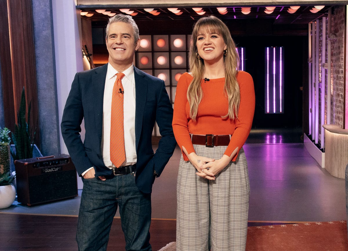 the kelly clarkson show episode 7i093 pictured: (l r) andy cohen, kelly clarkson (photo by: weiss eubanks/nbcuniversal via getty images)
