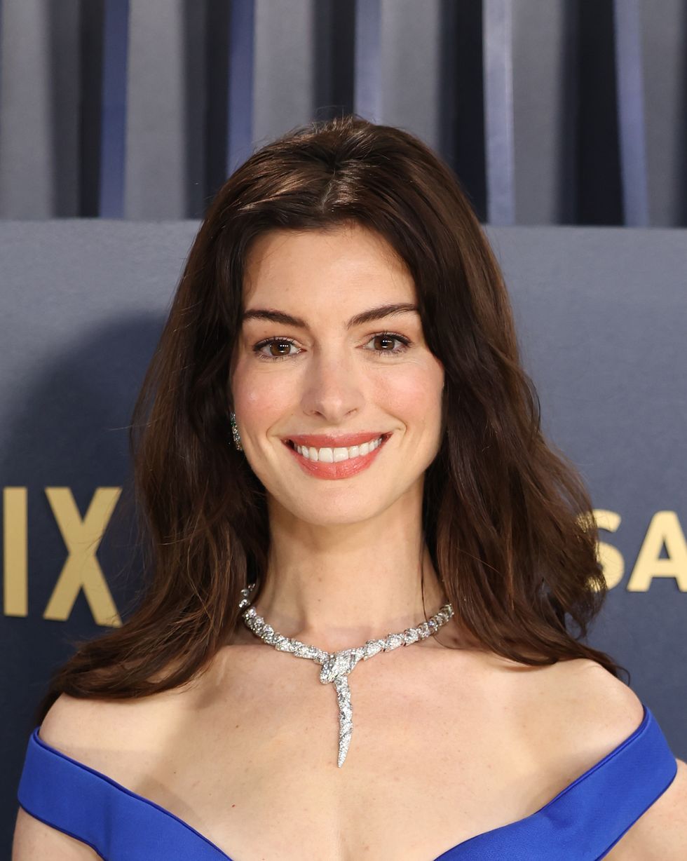 los angeles, california february 24 anne hathaway attends the 30th annual screen actors guild awards at shrine auditorium and expo hall on february 24, 2024 in los angeles, california photo by monica schipperfilmmagic