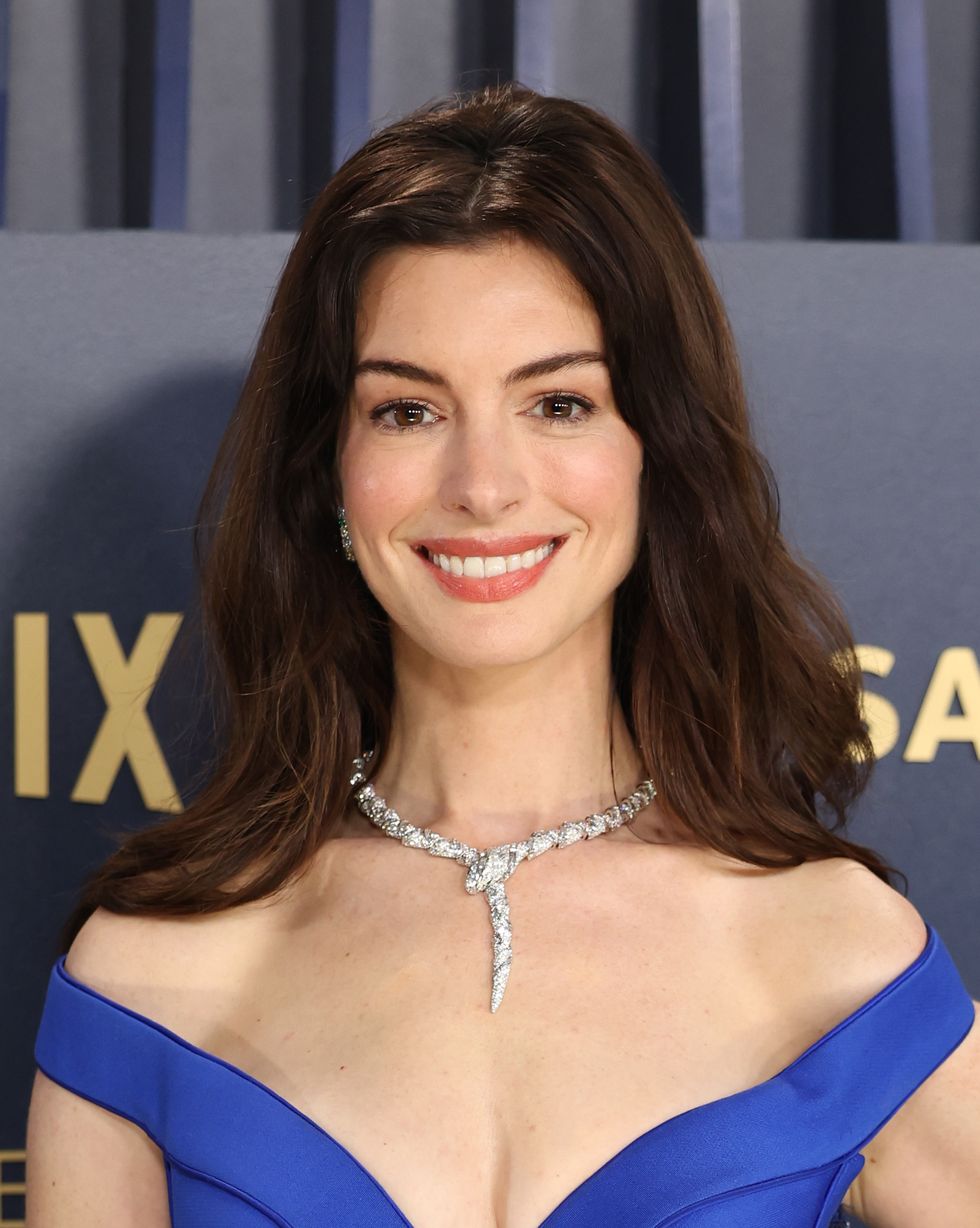 los angeles, california february 24 anne hathaway attends the 30th annual screen actors guild awards at shrine auditorium and expo hall on february 24, 2024 in los angeles, california photo by monica schipperfilmmagic