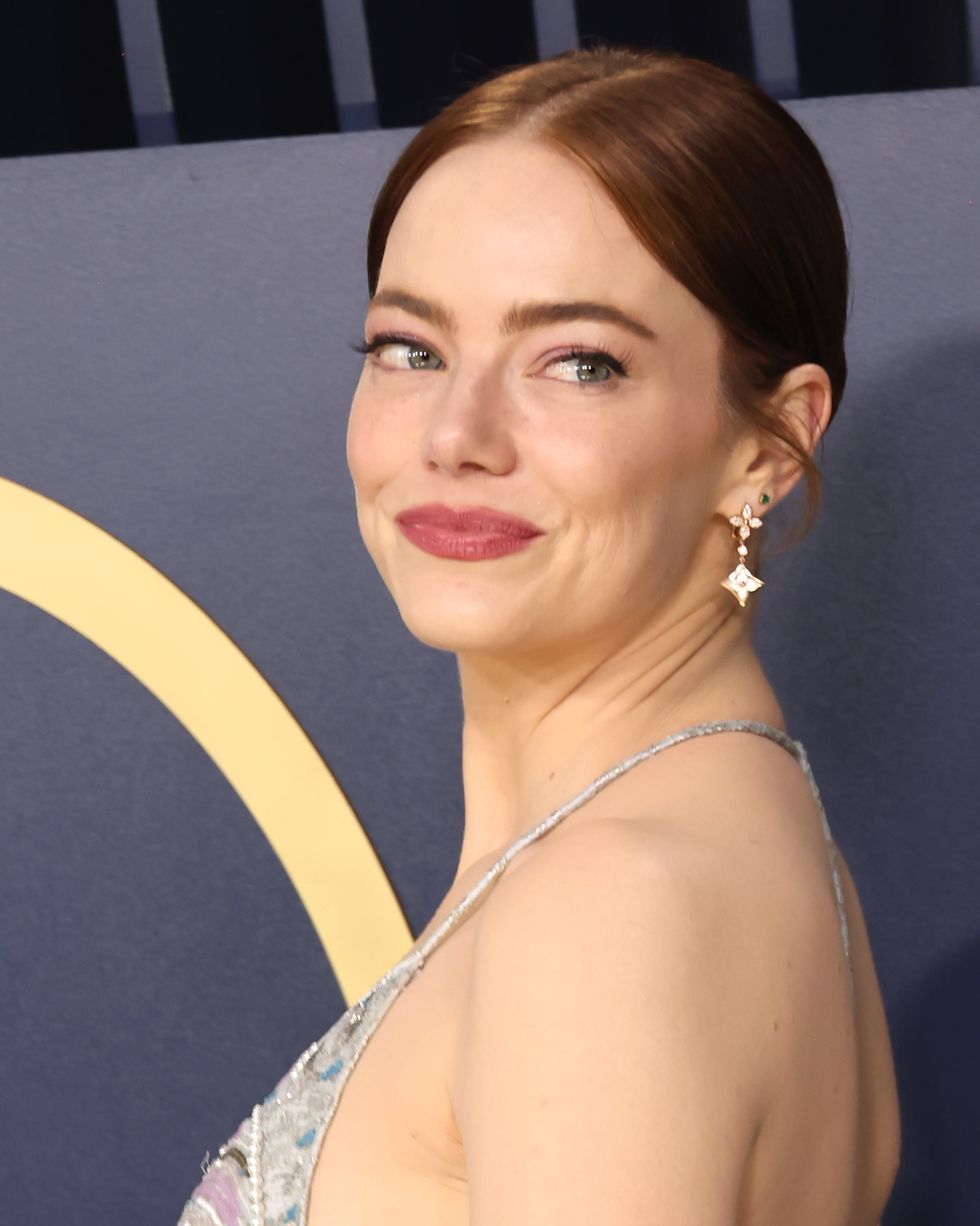 los angeles, california february 24 emma stone attends the 30th annual screen actors guild awards at shrine auditorium and expo hall on february 24, 2024 in los angeles, california photo by amy sussmanwireimage