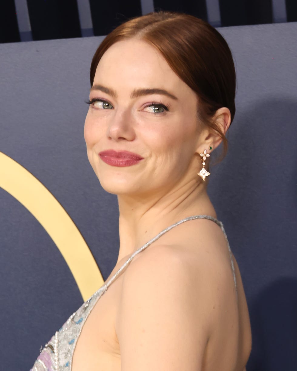 los angeles, california february 24 emma stone attends the 30th annual screen actors guild awards at shrine auditorium and expo hall on february 24, 2024 in los angeles, california photo by amy sussmanwireimage