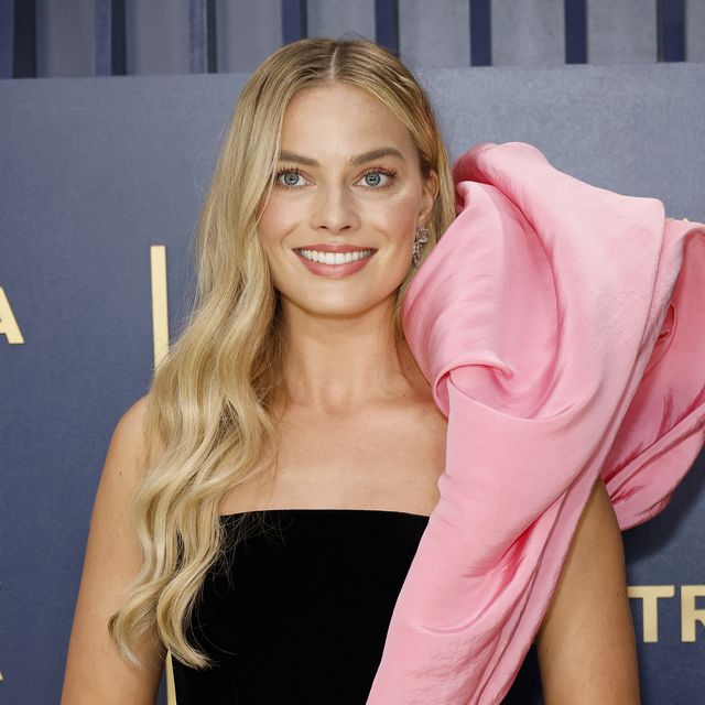 los angeles, california february 24 margot robbie attends the 30th annual screen actors guild awards at shrine auditorium and expo hall on february 24, 2024 in los angeles, california photo by frazer harrisongetty images