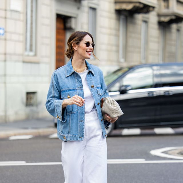 pantalón blanco de vestir en el street style de milan