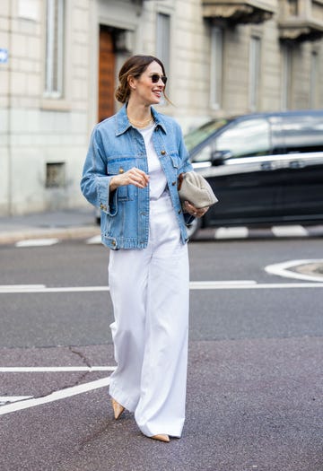 pantalón blanco de vestir en el street style de milan