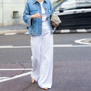 pantalón blanco de vestir en el street style de milan