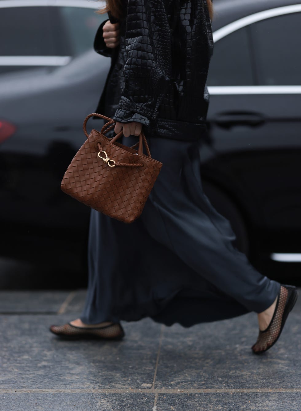 bolsos trenzados tendencia 2025 primavera chicas clasicas