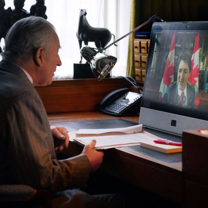 Storbritannias kong Charles III bruker en datamaskin under en videosamtale med den kanadiske statsministeren Justin Trudeau, under et virtuelt publikum på Buckingham Palace, London, 6. mars 2024. foto av victoria jones pool afp foto av victoria jonespoolafp via getty images