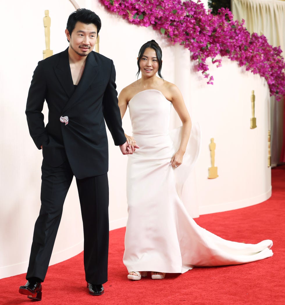 hollywood, ca march 10 l r simu liu and allison hsu arriving on the red carpet at the 96th annual academy awards in dolby theatre at hollywood  highland center in hollywood, ca, sunday, march 10, 2024 christina house  los angeles times via getty images