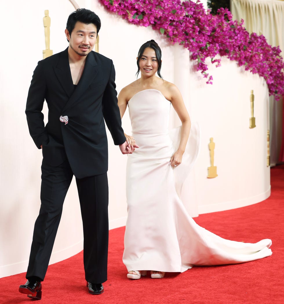 Hollywood, CA, 10 de março. L. R. Simu Liu e Allison Hsu chegando ao tapete vermelho na 96ª edição anual do Oscar, no Teatro Dolby, no Hollywood Highland Center, em Hollywood, CA, domingo, 10 de março de 2024. Christina House, Los Angeles Times, via Getty Images.