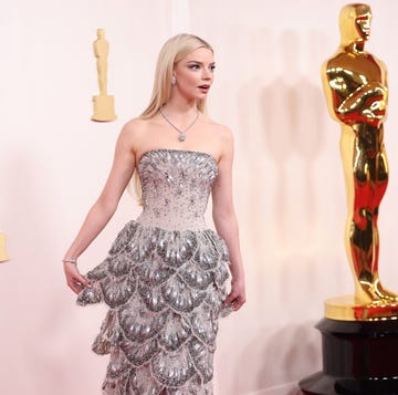 anya taylorjoy lleva en los premios oscar un vestido que ya llevó miley cyrus en 2009 y natalie portman