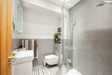 baño pequeño con mampara de ducha curva