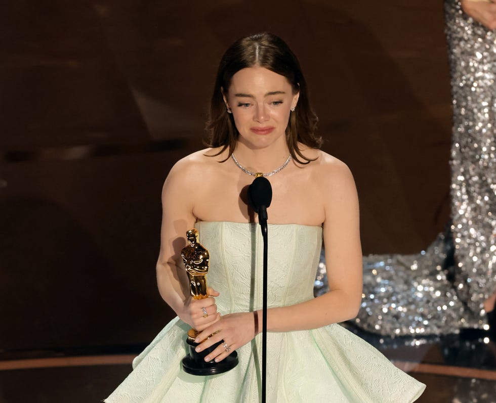 Oscars 2024 Emma Stone Had A Wardrobe Malfunction & Proved She's Still Oscars 2024 Emma Stone Had A Wardrobe Malfunction & Proved She's Still