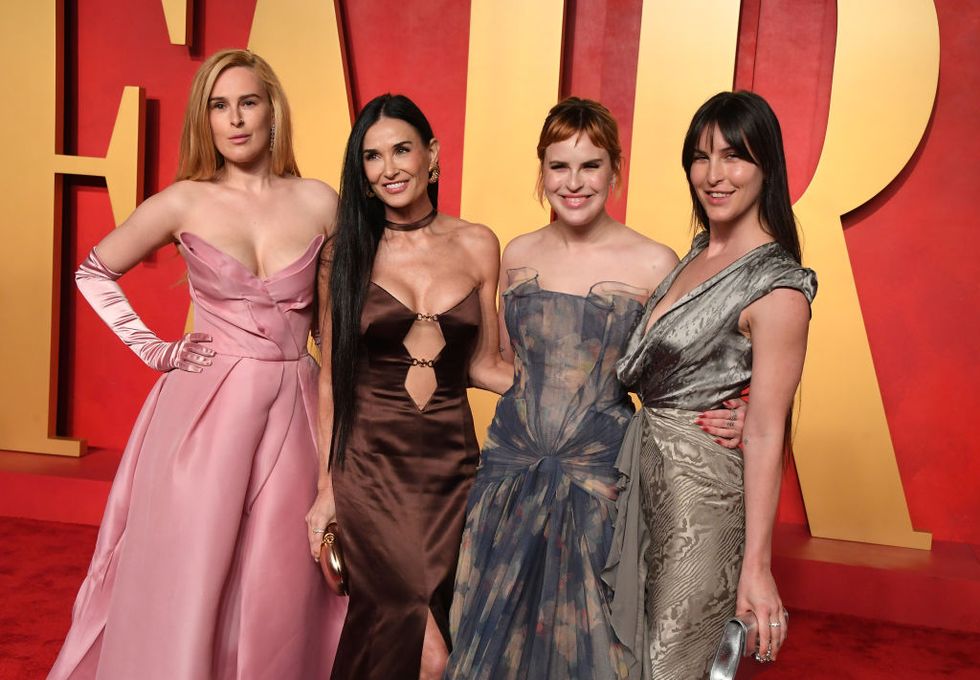 beverly hills, california march 10 rumer willis, demi moore, tallulah willis, and scout willis arrives at the 2024 vanity fair oscar party hosted by radhika jones at wallis annenberg center for the performing arts on march 10, 2024 in beverly hills, california photo by steve granitzfilmmagic
