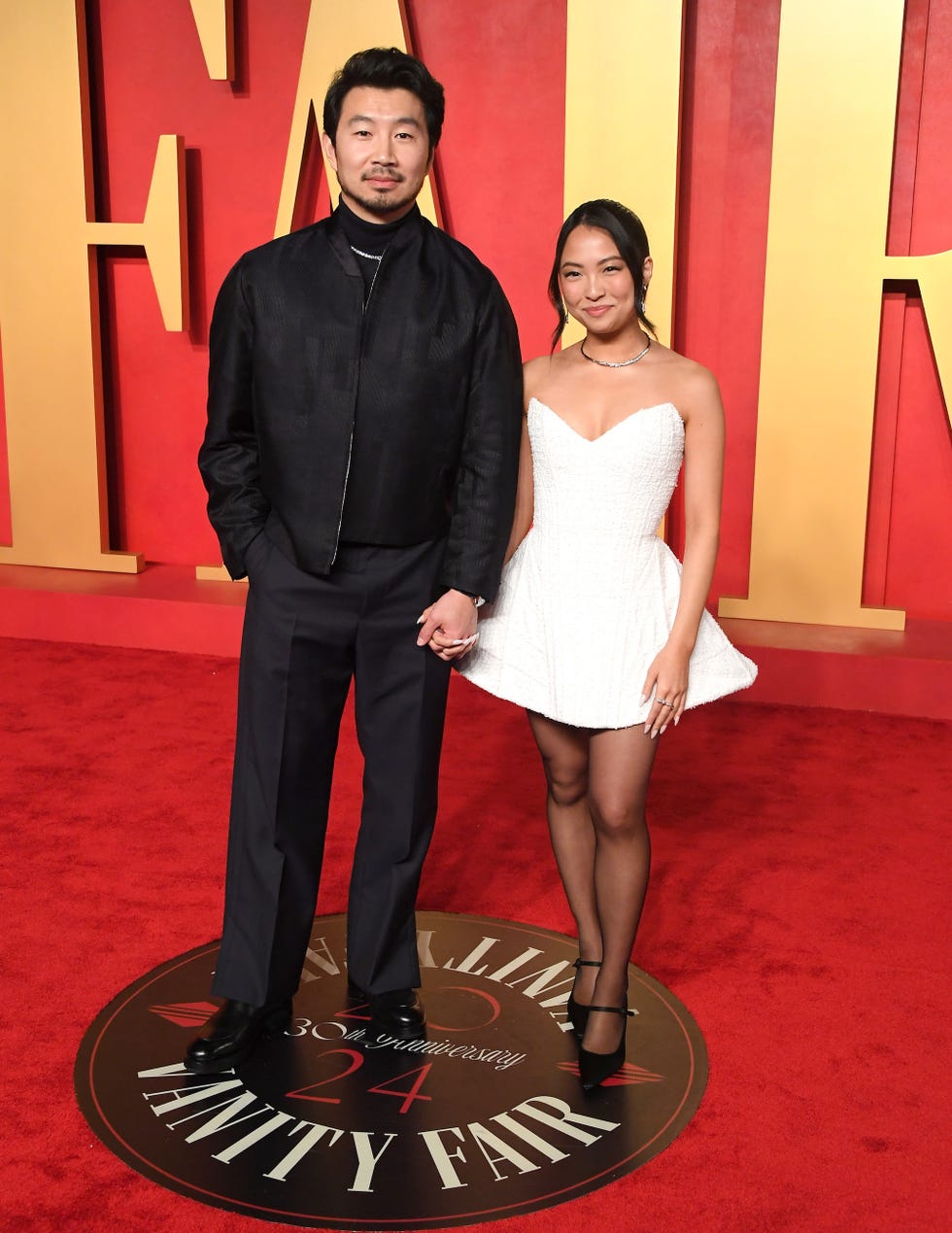 Beverly Hills, Califórnia, 10 de março. Simu Liu e Allison Hsu chegam à festa do Oscar da Vanity Fair de 2024, apresentada por Radhika Jones, no Wallis Annenberg Center for the Performing Arts, em 10 de março de 2024, em Beverly Hills, Califórnia. Foto de Steve Granitz. Filmmagic