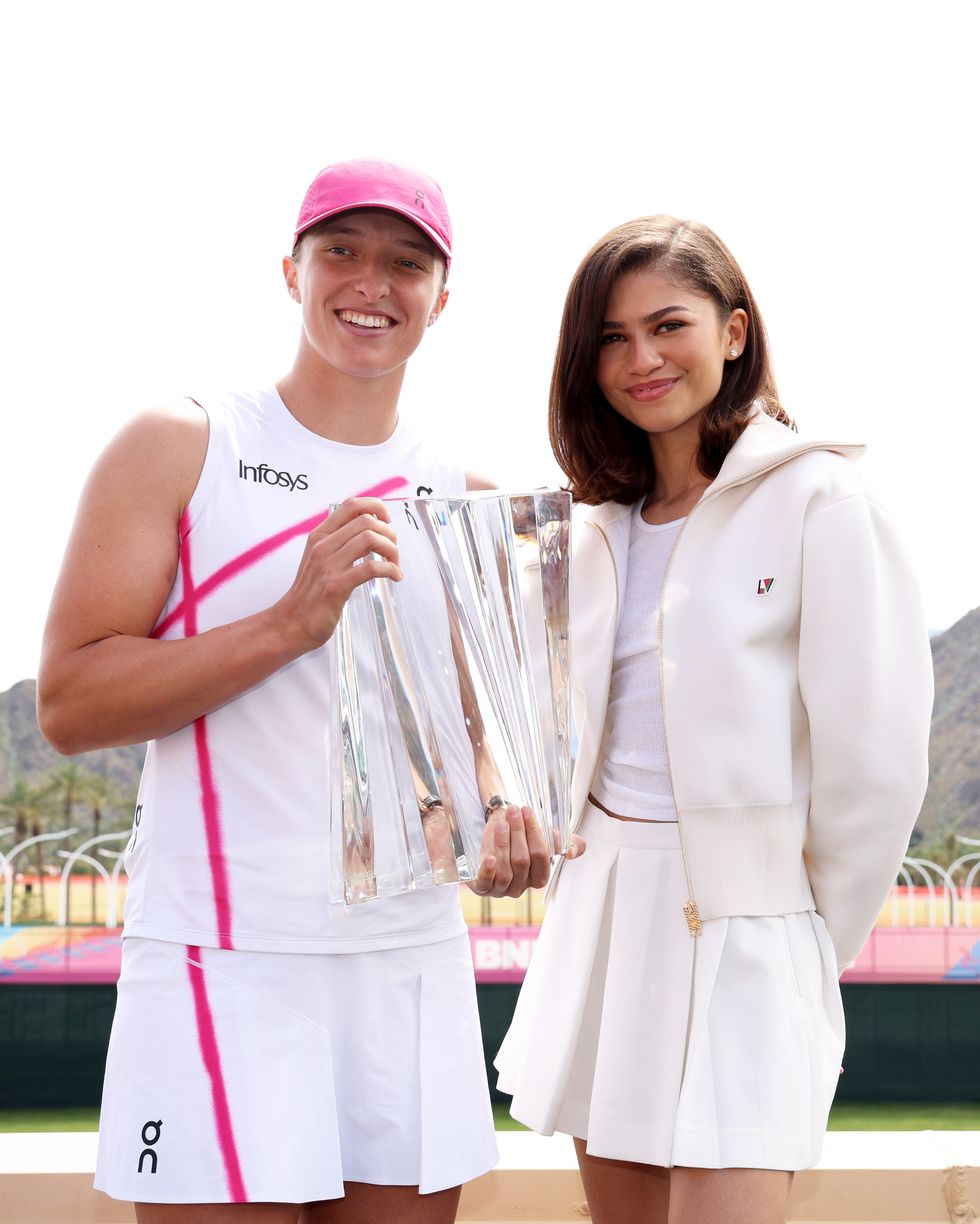 indian wells, california march 17 iga swiatek of poland poses for a photograph with hollywood actress zendaya and the winners trophy after her straight sets victory against maria sakkari of greece in the womens final during the bnp paribas open at indian wells tennis garden on march 17, 2024 in indian wells, california photo by clive brunskillgetty images