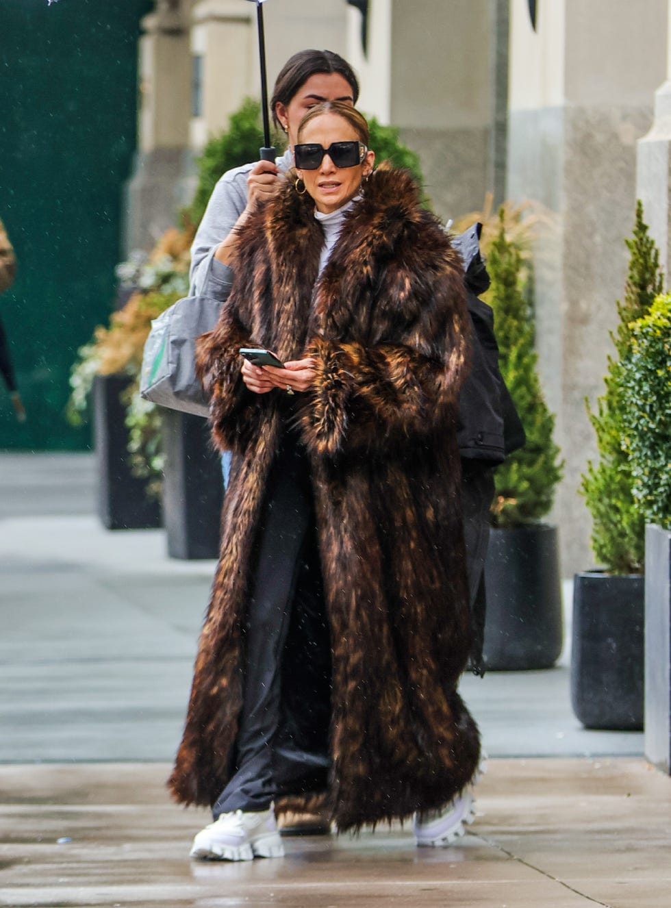 nueva york, ny 2 de abril se ve a jennifer lopez saliendo de su apartamento el 2 de abril de 2024 en nueva york, foto de nueva york de megagc images