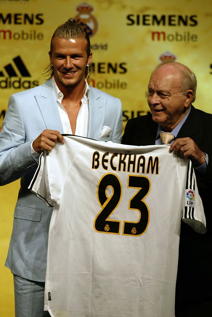 madrid july 2 david beckham is given his new shirt and number by real madrid legend and greatest player of them all alfredo di stefano at the real madrid press conference announcing his signing to real madrid on july 2, 2003 at the pabellon raimundo saporta, in madrid, spain photo by ross kinnairdgetty images