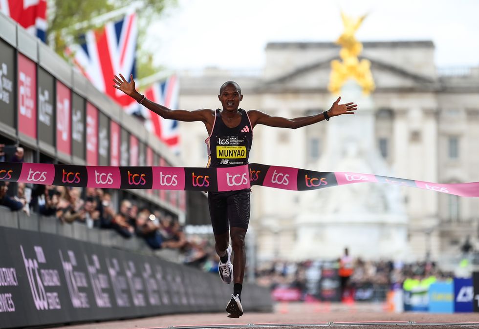 london, england april 21 alexander mutiso munyao of kenya crosses the finish line to win the mens elite race during the 2024 tcs london marathon at on april 21, 2024 in london, england photo by alex davidsongetty images