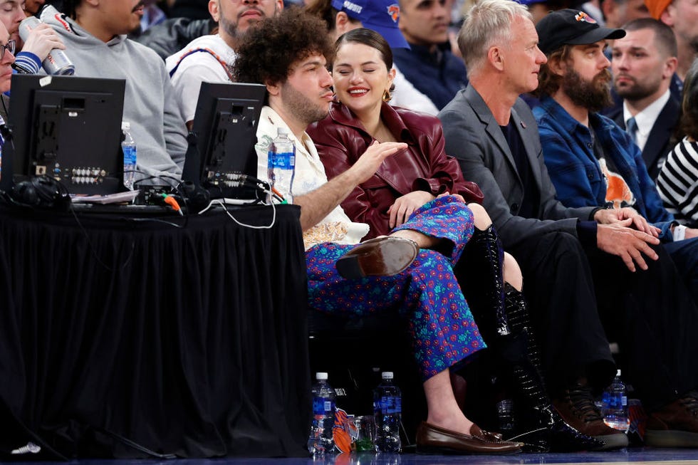 Nueva York, Nueva York, 22 de abril El productor discográfico Benny Blanco (izq.) y la actriz Selena Gómez (der.) asisten al partido entre los New York Knicks y los Philadelphia 76ers en el segundo partido de la primera ronda de los playoffs de la Conferencia Este en el Madison Square Garden el 22 de abril de 2024 en la ciudad de Nueva York. Nota para el usuario El usuario reconoce y acepta expresamente que, al descargar y/o usar esta fotografía, acepta los términos y condiciones del acuerdo de licencia de Getty Images. Foto de Sarah Stier. Getty Images