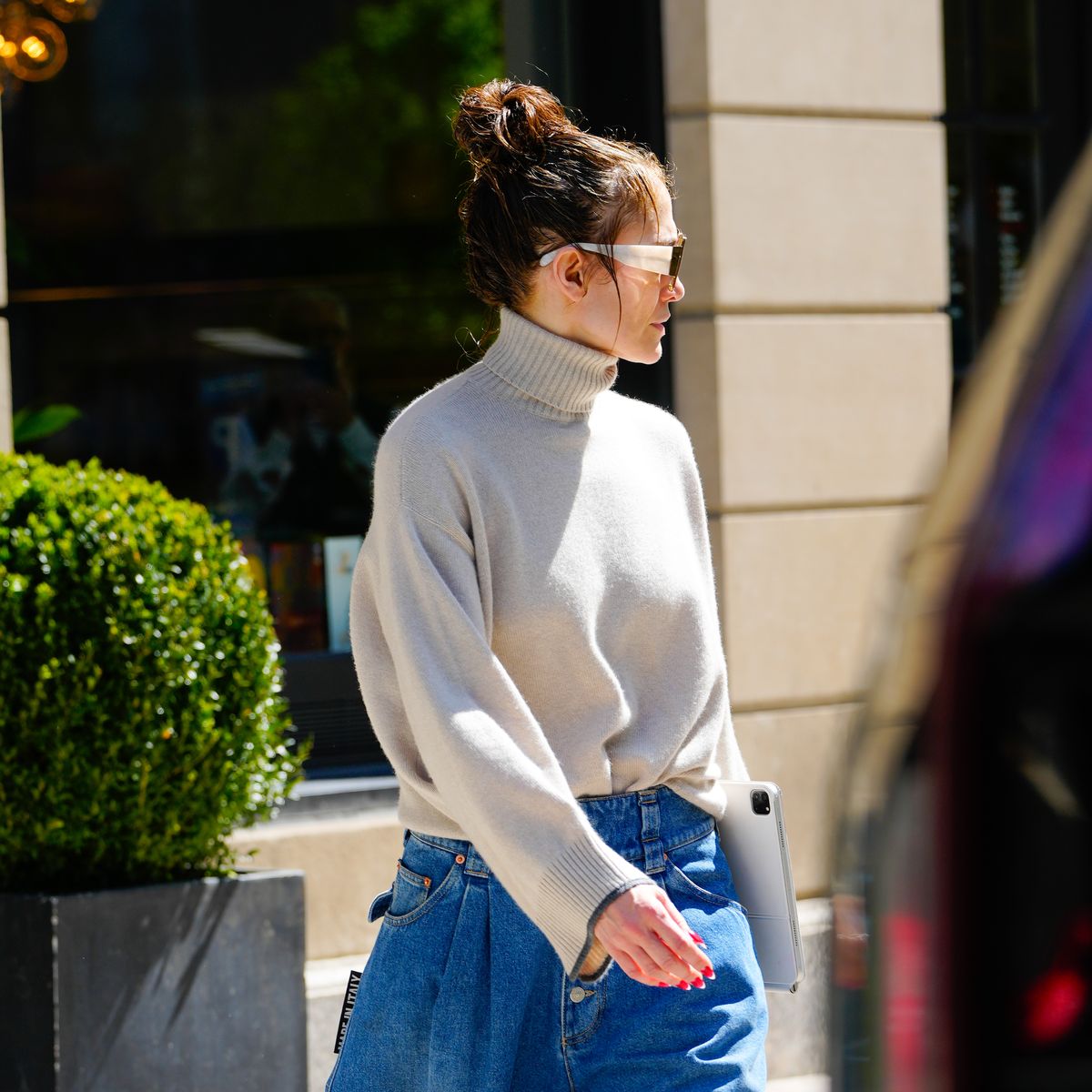 jennifer lopez in new york city wearing oversize gucci jeans and a light grey turtleneck