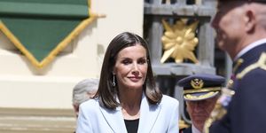 la reina letizia tiene el traje azul perfecto para madrinas y que comprar en zara